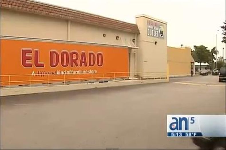 La policía de Miami-Dade está buscando a un hombre que se robó una valiosa computadora utilizada para el transporte de equipos.