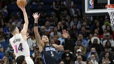 Con ataque bien repartido, Heat vence a Magic en alargue