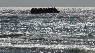 Un grupo de migrantes trata de cruzar de Francia a Gran Bretaña cerca de Hardelot, Francia, el 23 de septiembre del 2026. (AP foto/Jean-Francois Badias)