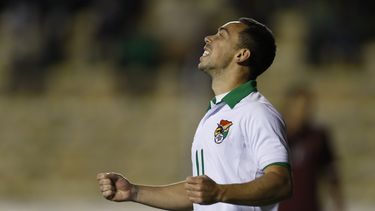 americateve | Dami&aacute;n Lizio, de la selecci&oacute;n boliviana, celebra su gol frente a Venezuela durante un partido amistoso que se realiz&oacute; el martes 18 de noviembre de 2014 en La Paz (AP Foto/Juan Karita)
