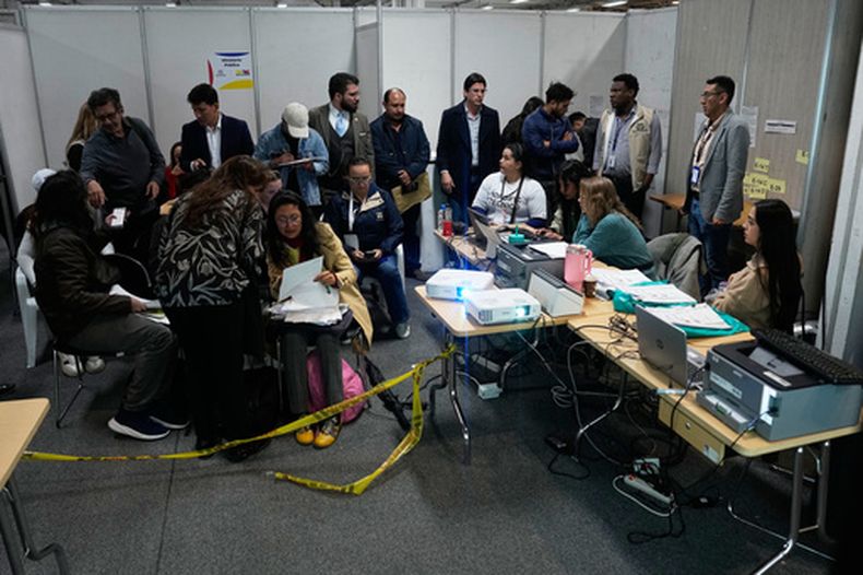 Funcionarios electorales, observadores y delegados de los partidos asisten al recuento oficial de votos al día siguiente de la segunda vuelta de las elecciones presidenciales en Bogotá, Colombia, el lunes 22 de junio de 2026. (AP Foto/Fernando Vergara)