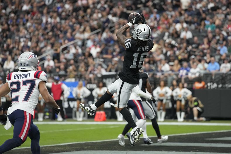Jakobi Meyers, receptor de los Raiders de Las Vegas, hace una atrapada en la zona de anotación para un touchdown durante el partido de la NFL en contra de los Patriots de Nueva Inglaterra, el domingo 15 de octubre de 2023, en Las Vegas. (AP Foto/John Locher)