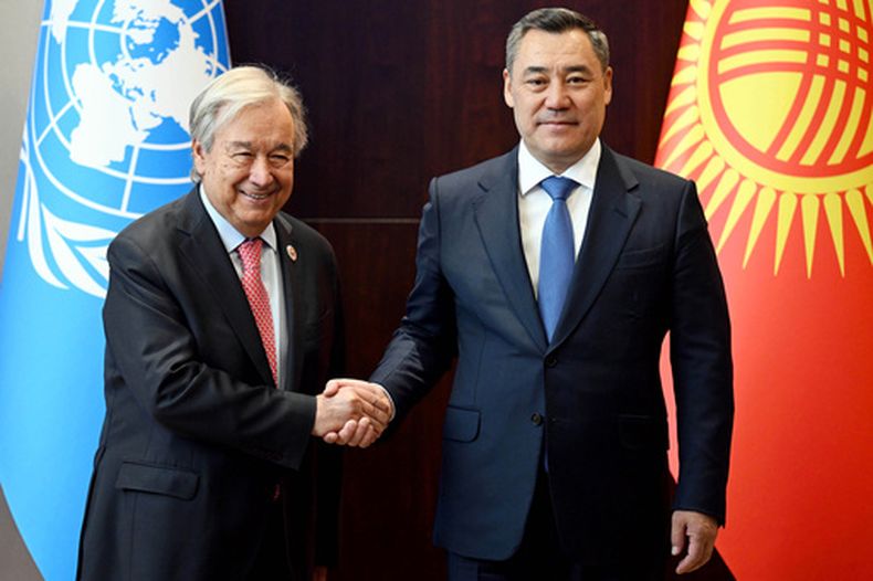 En esta fotografía facilitada por la Oficina de Prensa Presidencial de Kirguistán, el secretario general de Naciones Unidas, António Guterres, izquierda, y el presidente kirguís, Sadyr Zhaparov, se estrechan la mano durante su reunión al margen de la cumbre de la Organización de Cooperación de Shanghái, el lunes 31 de agosto de 2026, en Biskek, Kirguistán. (Sultan Dosaliev/Oficina de Prensa Presidencial de Kirguistán vía AP)
