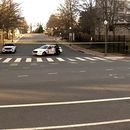 En esta imagen tomada de un video, la policía vigila la embajada de Israel en Washington, el domingo 25 de febrero de 2024, después de que un miembro activo de la Fuerza Aérea de Estados Unidos resultara herido de gravedad tras prenderse fuego ante la sede diplomática. (WJLA vía AP)