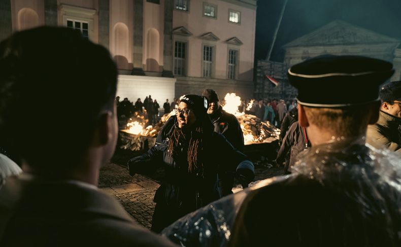 En esta imagen proporcionada por Neon, la directora Ava DuVernay, centro, en el plató de Origin. (Atsushi Nishijima/Neon vía AP)