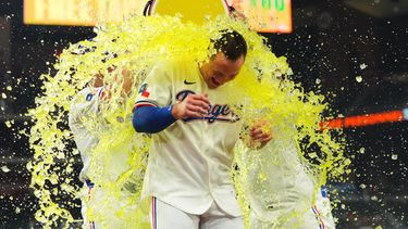 Wyatt Langford, de los Rangers de Texas, es bañado tras conectar el sencillo de la victoria en la novena entrada de un partido de béisbol contra los Angelinos de Los Ángeles, el jueves 9 de julio de 2026, en Arlington, Texas. (Foto AP/LM Otero)
