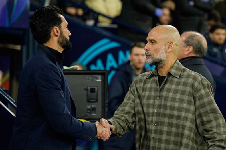 El entrenador del Real Madrid Alvaro Arbeloa saluda al entrenador del Manchester City Pep Guardiola antes del duelo de octavos de final de la Liga de Campeones el martes 17 de marzo del 2026. (AP Foto/Dave Thompson)
