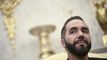 ARCHIVO - El presidente de El Salvador, Nayib Bukele, escucha durante una reunión con el presidente Donald Trump en la Oficina Oval de la Casa Blanca en Washington, el lunes 14 de abril de 2025. (Pool vía AP, Archivo)