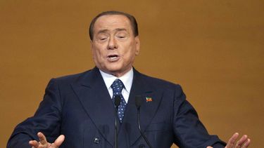 americateve | El ex primer ministro italiano Silvio Berlusconi se dirige a sus partidarios en Roma el s&aacute;bado, 16 de noviembre del 2013. (Foto AP/Mauro Scrobogna, Lapresse)