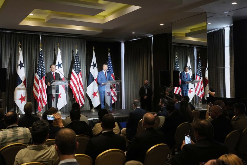 El secretario de Defensa de Estados Unidos, Pete Hegseth, acompañado por el ministro de Seguridad Pública panameño, Frank Ábrego, habla durante una conferencia de prensa el miércoles 9 de abril de 2025, en Ciudad de Panamá. (Foto AP/Matías Delacroix)