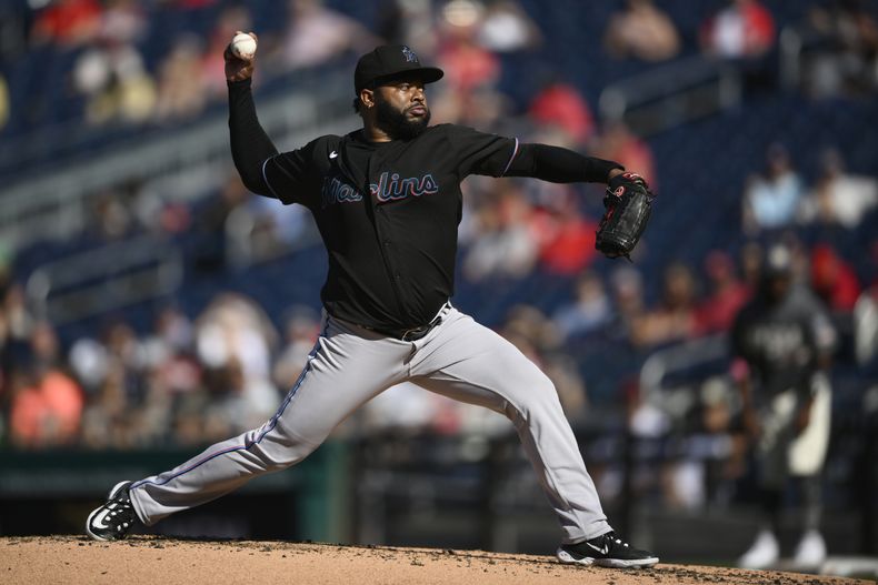 El dominicano Johnny Cueto, de los Marlins de Miami, cumple con su apertura ante los Nacionales de Washington, el sábado 2 de septiembre de 2023 (AP Foto/Nick Wass)
