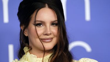 ARCHIVO - La galardonada Lana del Rey posa en los Premios Billboard Women in Music 2023 el 1 de marzo de 2023, en el YouTube Theater en Inglewood, California. (Foto AP/Chris Pizzello, archivo)
