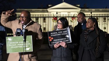 De izq a der: los representantes demócratas Jamaal Bowman, Rashida Tlaib, Jonathan Jackson y Cori Bush, en una protesta en Washington para exigir un cese de fuego en Gaza, el 29 de noviembre de 2023. (Foto AP/Nathan Howard)