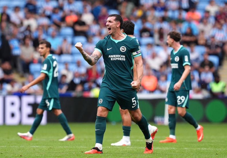 Lewis Dunk del Brighton celebra tras anotar el cuarto gol de su equipo en el encuentro ante el Coventry en la Liga Premier el domingo 13 de septiembre del 2026. (Nick Potts/PA via AP)