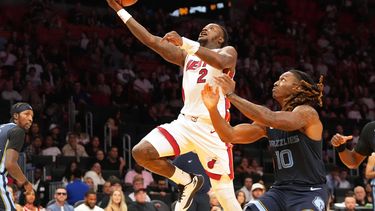 Terry Rozier (2) del Heat de Miami penetra hacia la canasta en un juego ante los Grizzlies de Memphis, el viernes 17 de octubre de 2025, en Miami. (AP Foto/Marta Lavandier)