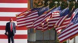 El presidente de Estados Unidos, Donald Trump, llega para hablar en un mitin en los terrenos de la Feria Estatal de Iowa, el jueves 3 de julio de 2025, en Des Moines, Iowa. (AP Photo/Charlie Neibergall)