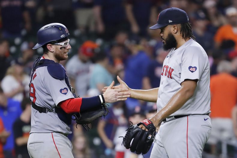 El receptor de los Medias Rojas de Boston, Danny Jansen, a la izquierda, y el lanzador cerrador Kenley Jansen, a la derecha, celebran su victoria por 6-5 sobre los Astros de Houston el martes 20 de agosto de 2024 en Houston. (AP Foto/Michael Wyke)