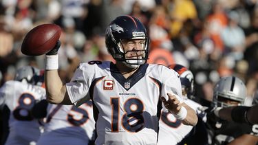 americateve | El quarterback de los Broncos de Denver Peyton Manning (18) realiza un pase contra los Raiders de Oakland, en el segundo cuarto del juego del domingo 29 de diciembre de 2013, en Oakland, California. (Foto AP/Tony Avelar)