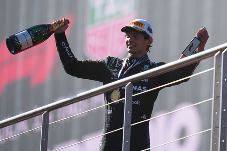 Andrea Kimi Antonelli del equipo Mercedes celebra en el podio tras ganar el Gran Premio de España, el domingo 13 de septiembree de 2026, en Madrid. (AP Foto/Manu Fernández)