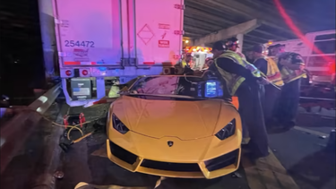 aparatoso accidente  en brickell deja a un lamborghini debajo de una rastra