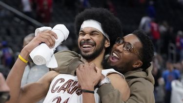 Love y Allen dan triunfo a diezmados Cavs ante Pistons