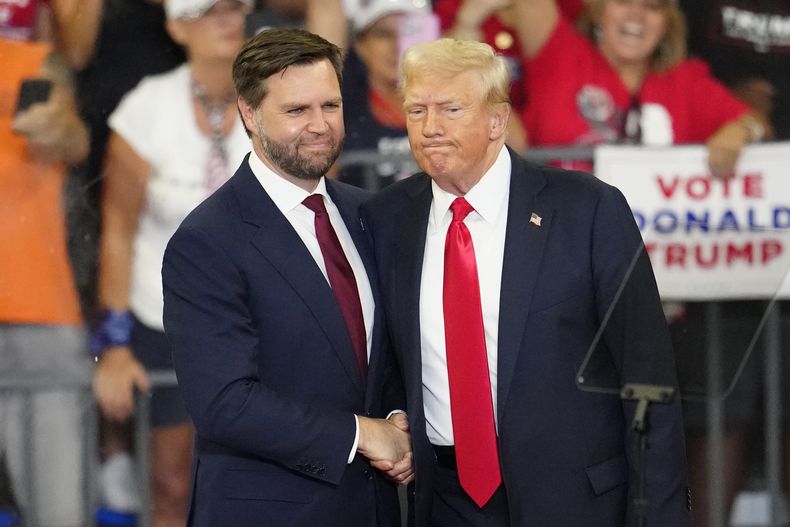 El candidato vicepresidencial republicano JD Vance (i) con el candidato presidencial Donald Trump en Atlanta, el 3 de agosto del 2024. (Foto AP/Ben Gray)