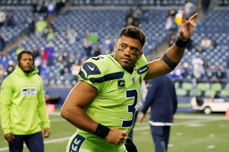 ARCHIVO - Russell Wilson, quarterback de los Seahawks de Seattle, saluda al público después de un partido ante los Rams de Los Ángeles, el 7 de opctubre de 2021 (AP Foto/Elaine Thompson, archivo)
