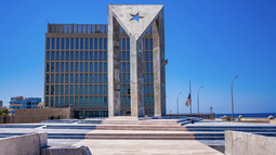 la tribuna antiimperialista  creada por la dictadura cubana sin fecha culminacion por escasez de cemento y combustible