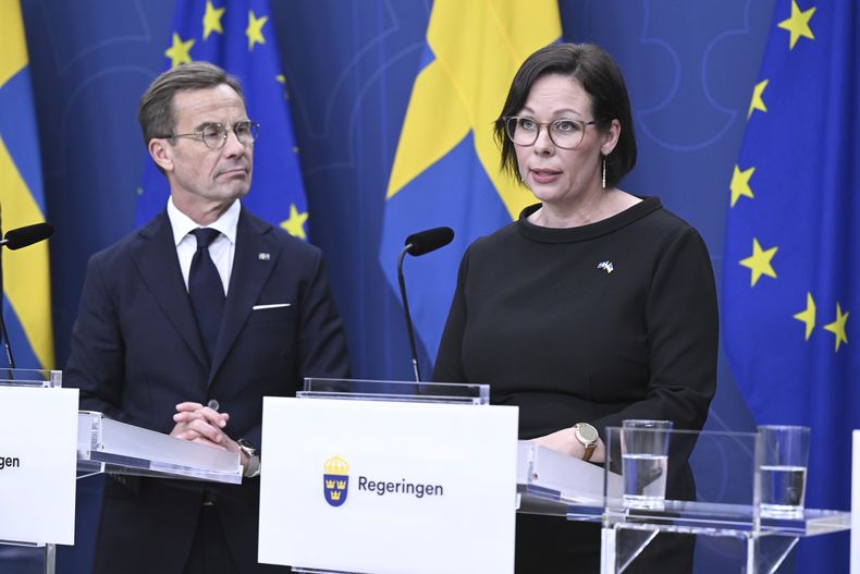 El primer ministro sueco, Ulf Kristersson, izquierda, y la nueva ministra de Exteriores de Suecia, Maria Malmer Stenergard, derecha, asisten a una conferencia de prensa en Estocolmo, Suecia, el martes 10 de septiembre de 2024. (Jessica Gow/TT News Agency vía AP)