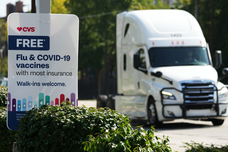 Un cartel sobre las vacunas contra la gripe y el COVID-19 afuera de una tienda CVS en Buffalo Grove, Illinois, el martes 23 de septiembre de 2025. (AP Foto/Nam Y. Huh)
