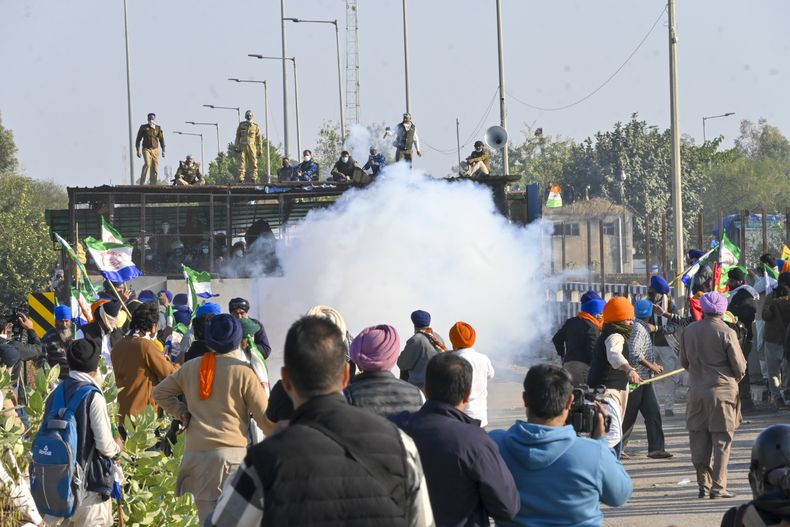 La policía dispara gases lacrimógenos para dispersar a agricultores que marchan hacia Nueva Delhi, cerca de la frontera de Punjab-Haryana, en Shambhu, India, el 6 de diciembre de 2024. (AP Foto/Rajesh Sachar)
