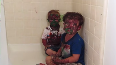 americateve | Dos hermanos con el rostro totalmente manchado han dejado su casa hecha un desastre tras "robar" pintura. El papá intenta retarlos, pero las respuestas no le permiten ponerse serio. Desopilante