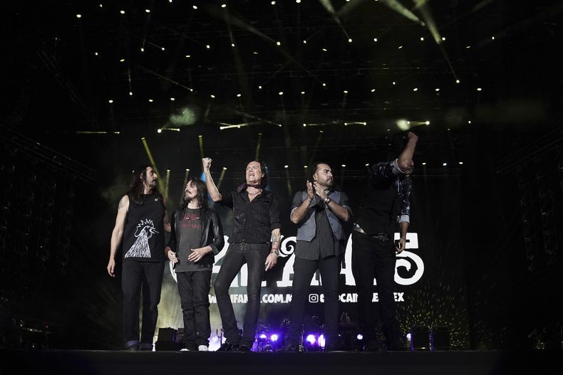 La banda mexicana Caifanes saluda al público durante su presentación en la 25ª edición del festival de música Vive Latino en la Ciudad de México, el sábado 15 de marzo de 2025. (Foto AP/Aurea Del Rosario)