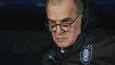 El argentino Marcelo Bielsa, seleccionador de Uruguay, mira el partido amistoso ante Nicaragua, el miércoles 14 de junio de 2023 (AP Foto/Matilde Campodonico)