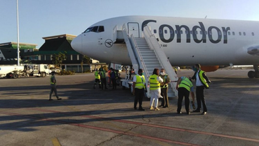 mas de una decenas de cubanos fueron negados el abordaje a un avion con rumbo a serbia