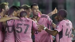 El uruguayo Luis Suárez festeja con sus compañeros del Inter Miami tras anotar ante el New York City FC, el sábado 30 de marzo de 2024 (AP Foto/Marta Lavandier)