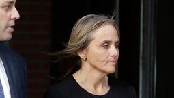 La jueza federal Shelley Joseph sale del tribunal, el 25 de abril de 2019, en Boston. (AP Foto/Steven Senne, Archivo)