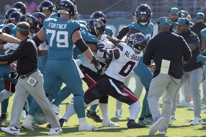 Jugadores se pelean después de que el linebacker de los Texans de Houston Azeez Al-Shaair golpeó al quarterback de los Jaguars de Jacksonville de manera tardía en el encuentro del domingo primero de diciembre del 2024. (AP Foto/John Raoux)