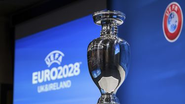 El trofeo del Campeonato Europeo de fútbol tras el anuncio de que Gran Bretaña e Irlanda serán las sedes de la edición de 2028 y que Italia y Turquía recibirán la de 2032, el martes 10 de octubre de 2023, en Nyon, Suiza. (Jean-Christophe Bott/Keystone vía AP)