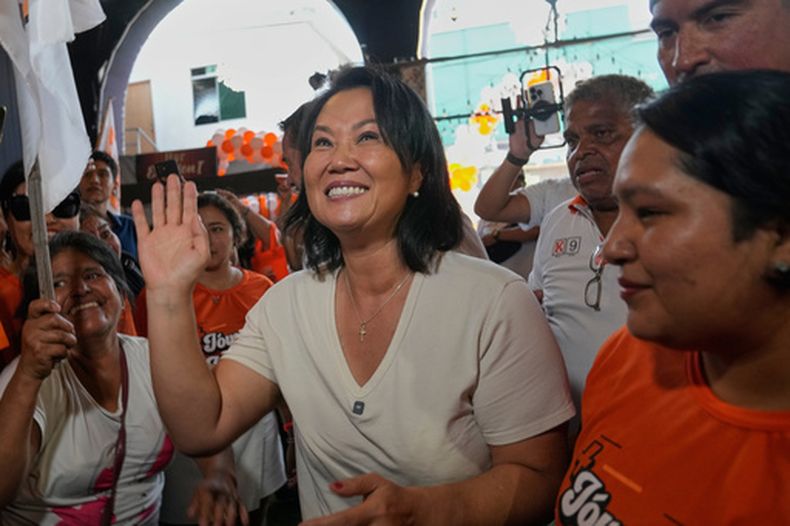 La candidata presidencial Keiko Fujimori, del partido Fuerza Popular, saluda a sus seguidores durante un mitin de campaña en el barrio de San Juan de Lurigancho, en Lima, Perú, el jueves 2 de abril de 2026. (AP Foto/Martín Mejía)