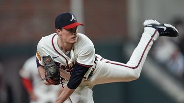 Max Fried, abridor de los Bravos de Atlanta, realiza un lanzamiento en la novena entrada del juego ante los Marlins de Miami, el martes 23 de abril de 2024 (AP Foto/John Bazemore)