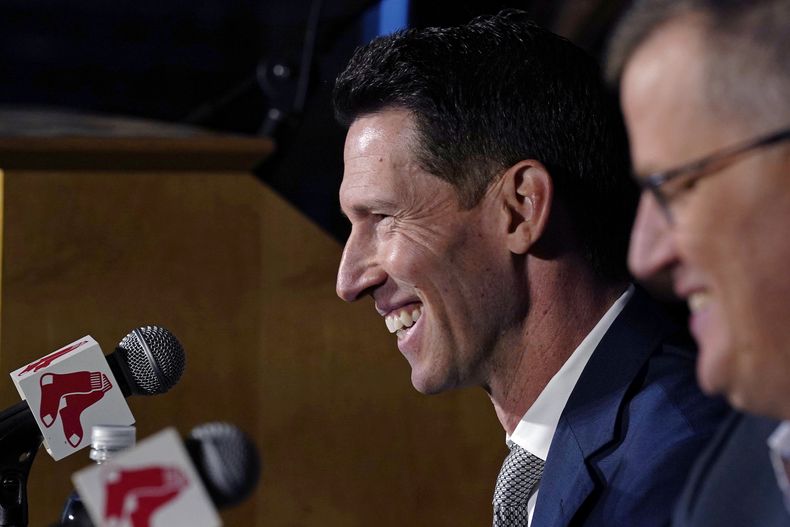 Craig Breslow (izquierda), jefe de operaciones deportivas de los Medias Rojas de Boston, sonríe en una conferencia de prensa, junto al presidente del equipo, Sam Kennedy, el jueves 2 de noviembre de 2023 (AP Foto/Charles Krupa)
