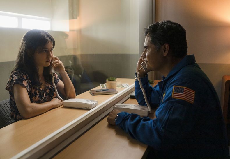 En esta imagen proporcionada por Prime, Rosa Salazar, izquierda, y Michael Peña en una escena de A Million Miles Away. (Prime vía AP)