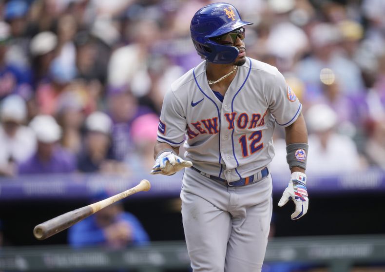 Francisco Lindor, de los Mets de Nueva York, se enfila a primera base después de batear jonrón solitario frente al relevista de los Rockies de Colorado, Peter Lambert, en la séptima entrada del juego de béisbol, el domingo 28 de mayo de 2023, en Denver. (AP Foto/David Zalubowski)