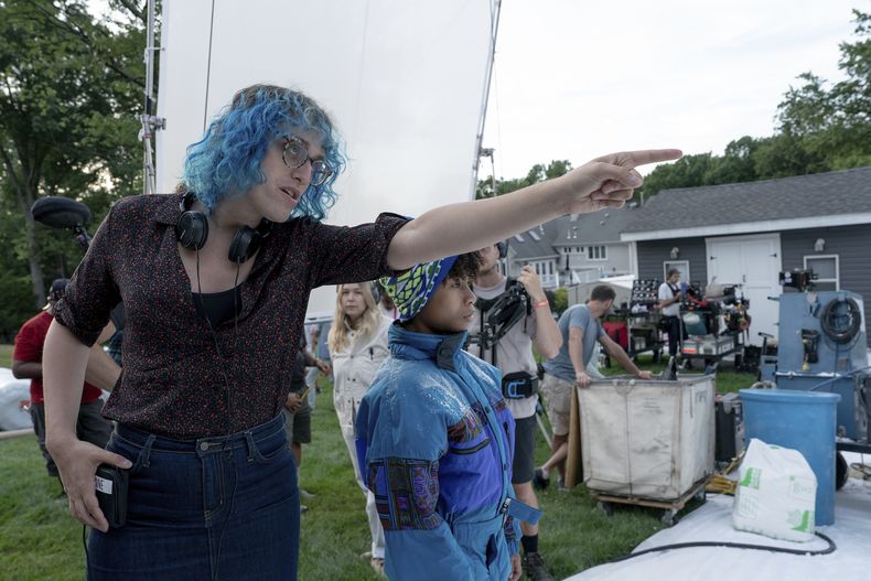 En esta imagen proporcionada por A24 la guionista y directora Jane Schoenbrun, izquierda, con el actor Ian Foreman en el set de I Saw the TV Glow. (A24 vía AP)