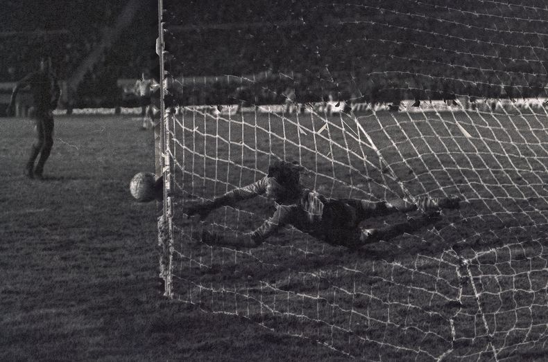 ARCHIVO - El portero del Boca Juniors de Argentina, Hugo Gatti, atajó el último penal, lanzado por Vanderley del Cruzeiro de Brasil, durante la tanda de penales de la final de la Copa Libertadores en Montevideo, Uruguay, el 14 de septiembre de 1977. (Foto AP/Eduardo Di Baia, Archivo)