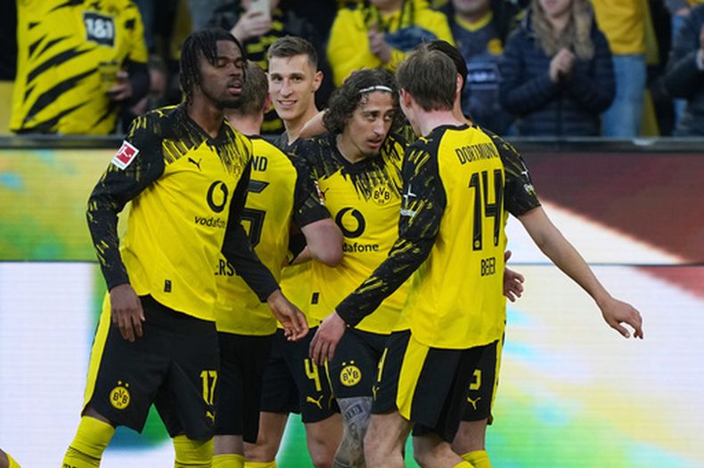 Fabio Silva celebra con sus compañeros del Borussia Dortmund tras anotar en el encuentro de la Bundesliga ante el Freiburg el domingo 26 de abril del 2026. (AP Foto/Martin Meissner)