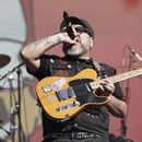 Tony Hernández de la banda mexicana El Gran Silencio durante su presentación en la 25ª edición del festival de música Vive Latino en la Ciudad de México, el sábado 15 de marzo de 2025. (Foto AP/Aurea Del Rosario)