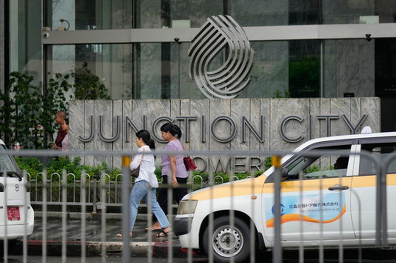 ARCHIVO - Peatones pasan frente a la entrada de la Junction City Tower, donde se encuentran las oficinas de la Cámara de Comercio Estadounidense en Myanmar, el martes 15 de septiembre de 2026, en Yangón, Myanmar. (Foto AP, archivo)