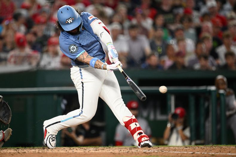 El venezolano Andrés Chaparro, de los Nacionales de Washington, pega un doblete productor de dos carreras el sábado 8 de agosto de 2026 ante los Rojos de Cincinnati (AP Foto/Nick Wass)